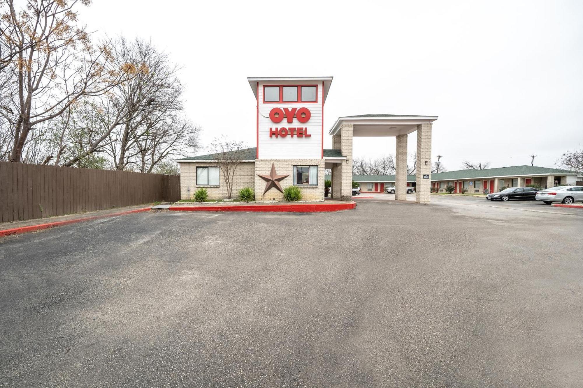 Oyo Hotel San Antonio Near At&T Center Exterior photo